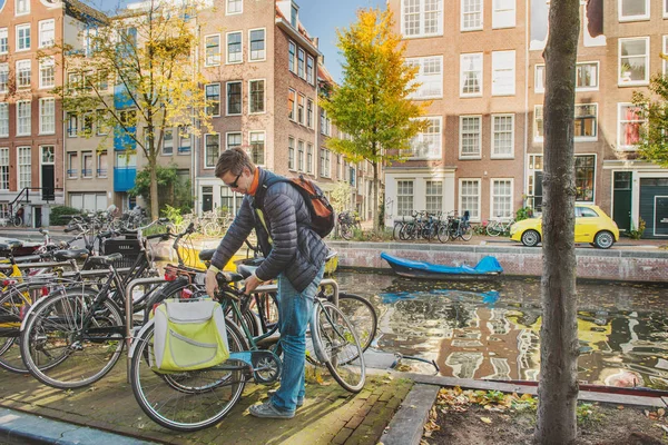 Man zijn fiets parkeren — Stockfoto
