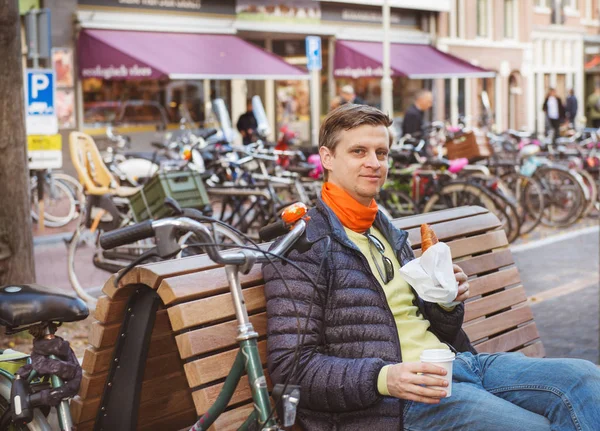 Lächelnder Mann sitzt — Stockfoto