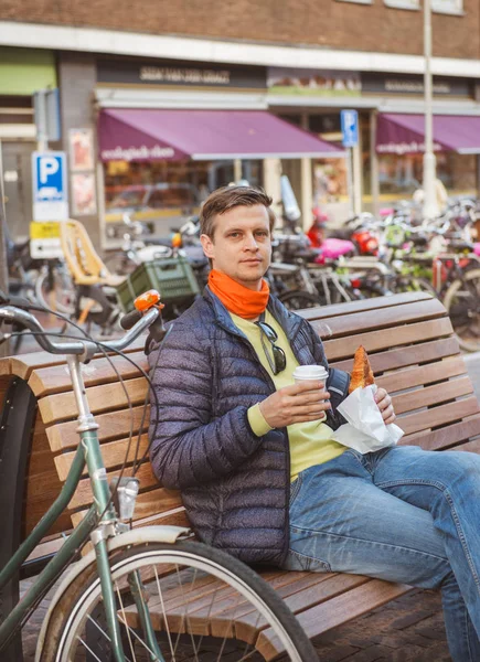 Tourist in der Straße von Amsterdam lizenzfreie Stockbilder