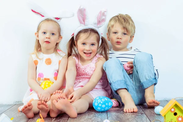 Peuters met Easter bunny oren op — Stockfoto