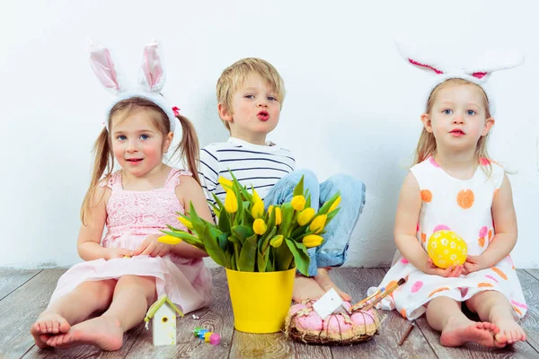 Drei Osterkinder — Stockfoto