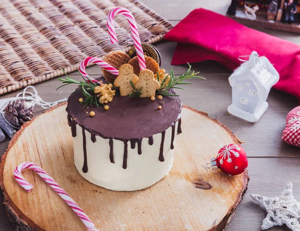 Christmas cake and decoration — Stock Photo, Image