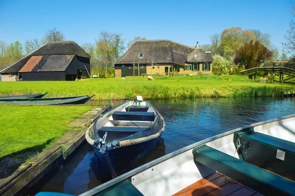 Boats in spring in Giethoorn — стокове фото