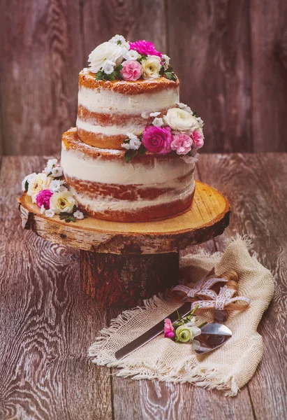 Çiçeklerle süslenmiş pasta — Stok fotoğraf