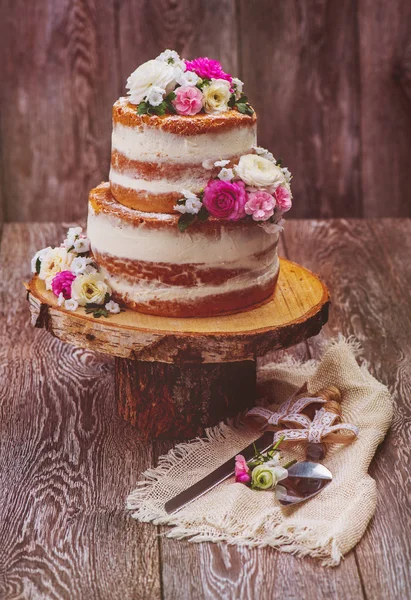 Bolo decorado com flores — Fotografia de Stock