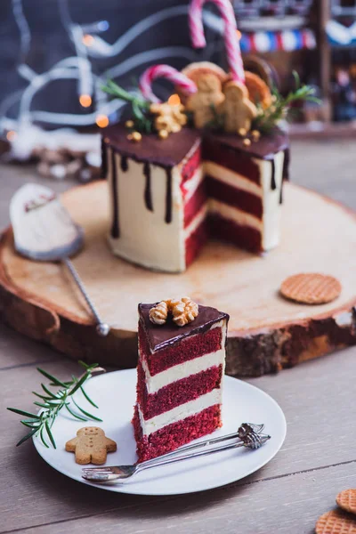 Noel için kırmızı kadife kek dekore — Stok fotoğraf