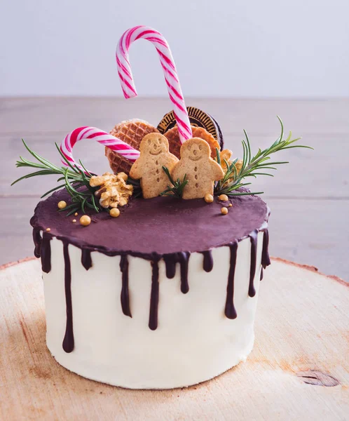 Noel kurabiyeleri ile dekore kek — Stok fotoğraf