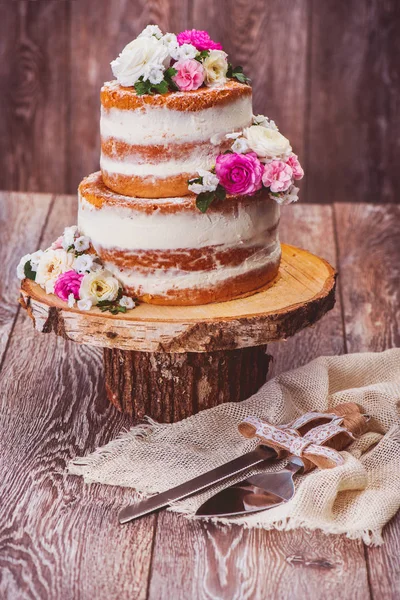 Hausgemachter Kuchen und Servierset Stockfoto