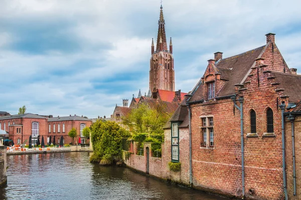 Edifícios e a Igreja de Nossa Senhora em Bruges — Fotografia de Stock