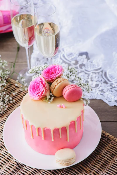 Bolo Romântico Rosa Com Taças Champanhe Lado — Fotografia de Stock