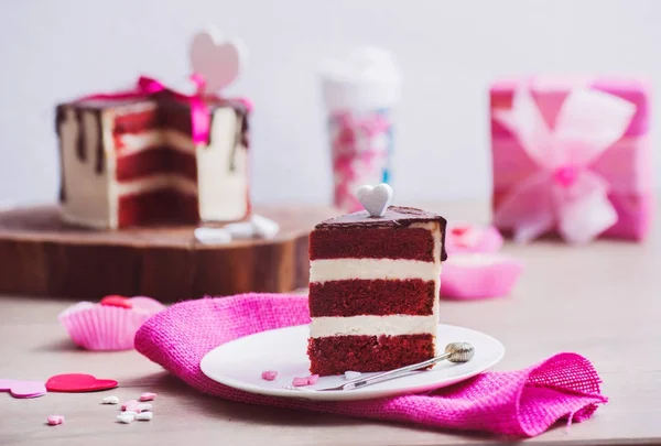 Fetta Torta Velluto Rosso Decorazione Rosa Intorno Scatola Presente Sullo — Foto Stock