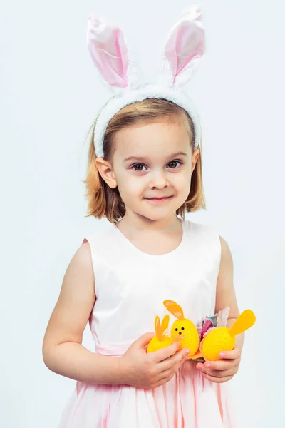 一个微笑的复活节孩子的肖像举行鸡蛋装饰 — 图库照片