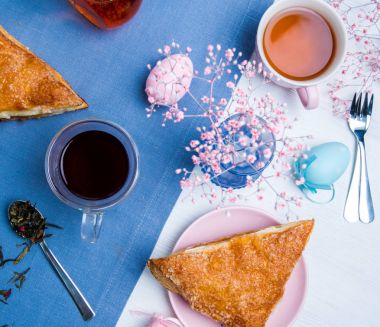 Paskalya yumurtası dekorasyonu ile elma ciro