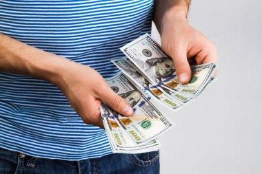 Elinde para tutan adam.