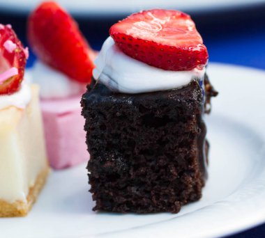 Tatlılar bir tabak meyve ile bir pasta