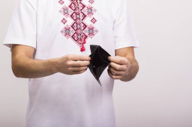 boş bir cüzdanı tutan adam