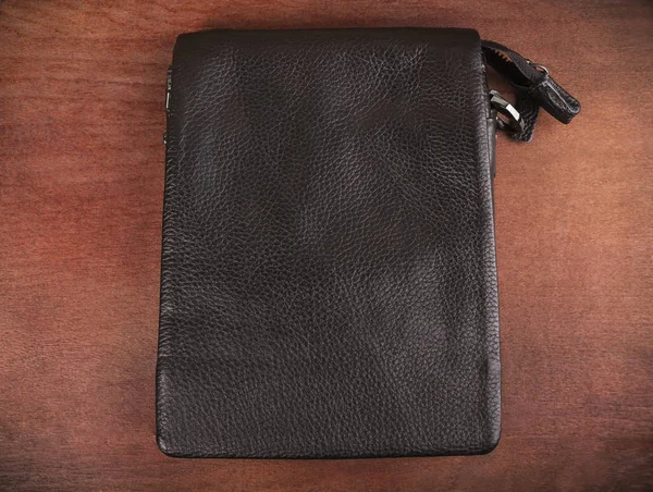 Pánská černá kožená peněženka o na dřevěné pozadí — Stock fotografie