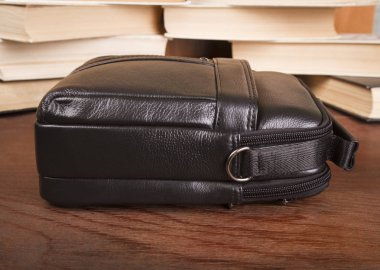 erkek çanta siyah; ahşap arka plan üzerinde deri çanta