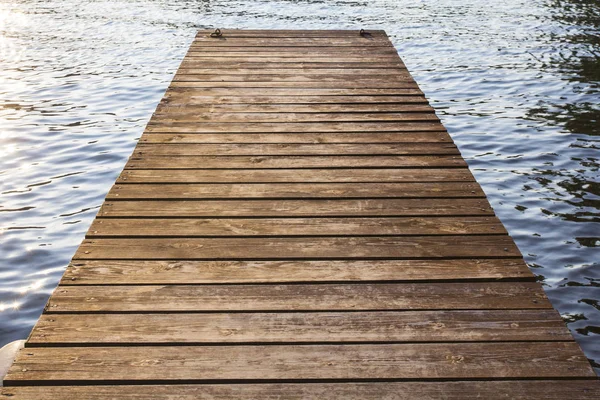 水の上の木製の桟橋 — ストック写真
