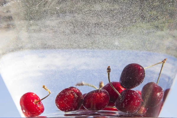 水に赤いさくらんぼ — ストック写真