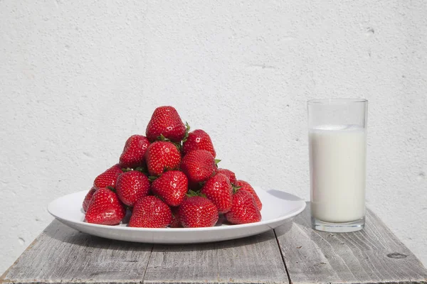 Red berries and white milk — Stock Photo, Image