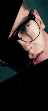 Son moda gözlük takan yakışıklı genç adam