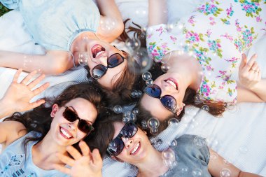 Sabun köpüğü üfleme dört çekici bayanlar