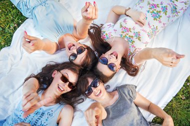 Bir işaret içinde dört neşeli kız poz