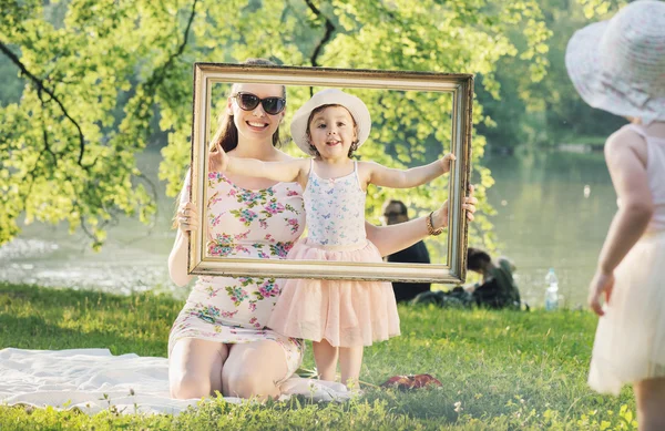 Glückliche Mutter und ihre Tochter amüsieren sich im Park — Stockfoto