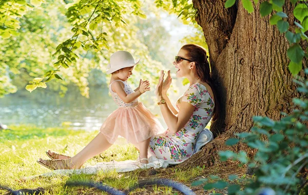 Matka a její dcera baví v parku — Stock fotografie