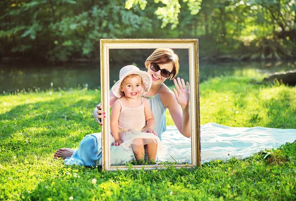 Attraente madre posa con la sua figlia carina — Foto Stock
