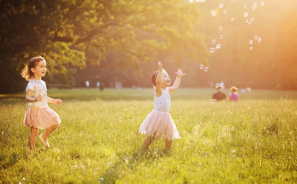 Lindos niños soplando burbujas de jabón — Foto de Stock