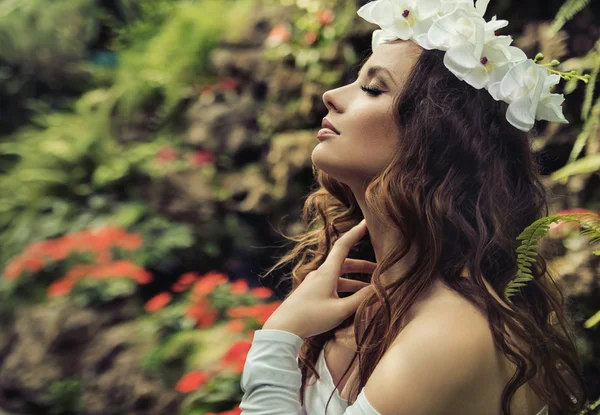 Ritratto di una bellezza bruna in un giardino tropicale — Foto Stock