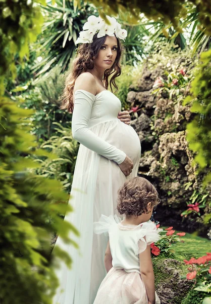 Portrét těhotná žena pózuje se svým dítětem — Stock fotografie