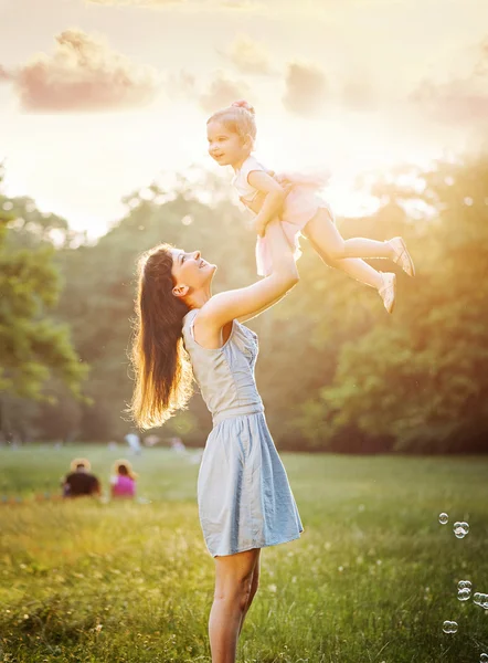 Mooie moeder spelen met haar dochter — Stockfoto