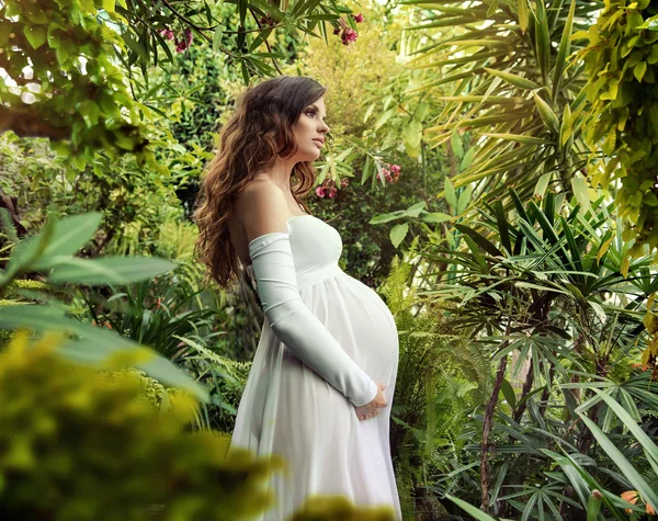 Portret van een mooie zwangere vrouw — Stockfoto