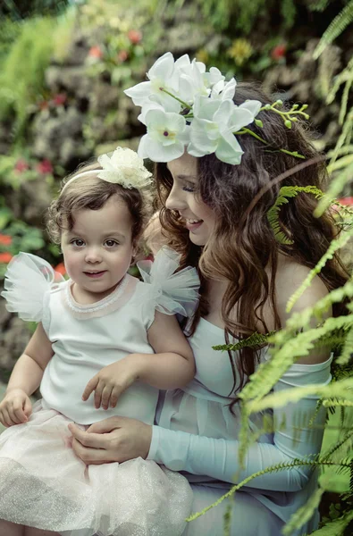 Foto de arte de mãe prgenant abraçando seu filho Fotos De Bancos De Imagens Sem Royalties