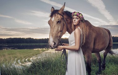 Sarışın kadın bir aygır ile poz
