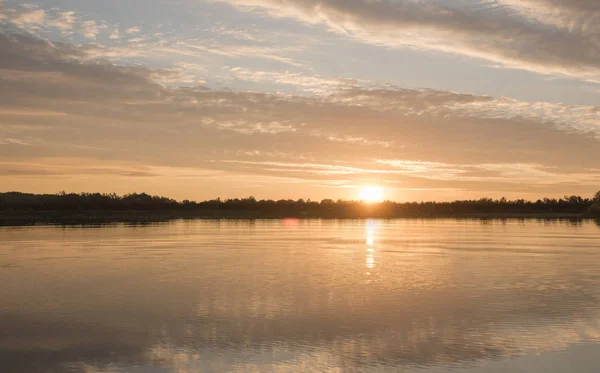 Красивый закат над озером — стоковое фото