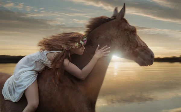 Immagine concettuale di un cavallo al galoppo con una cavallerizza — Foto Stock
