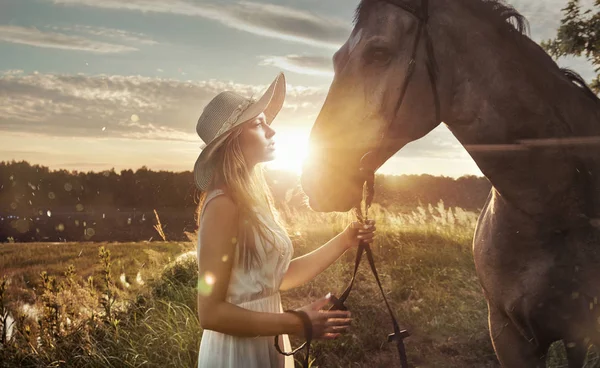 Mulher alegre e atraente com um cavalo majestoso — Fotografia de Stock