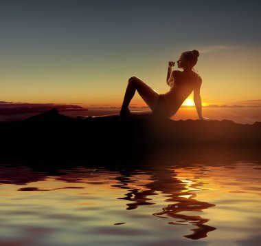 Kadının siluet önünde bir gün batımı