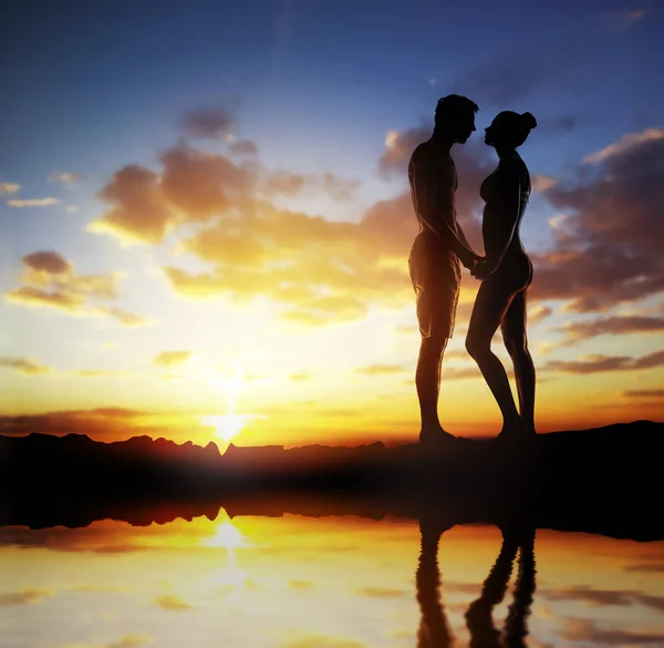 Silhouette d'un couple amoureux sur fond de coucher de soleil — Photo