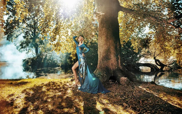 Jolie dame blonde posant dans la forêt d'automne — Photo