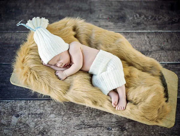 Ładny mały, noworodka, spanie na miękki koc — Zdjęcie stockowe