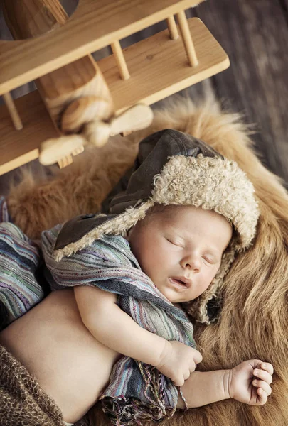 Bebê recém-nascido bonito vestido como um piloto — Fotografia de Stock