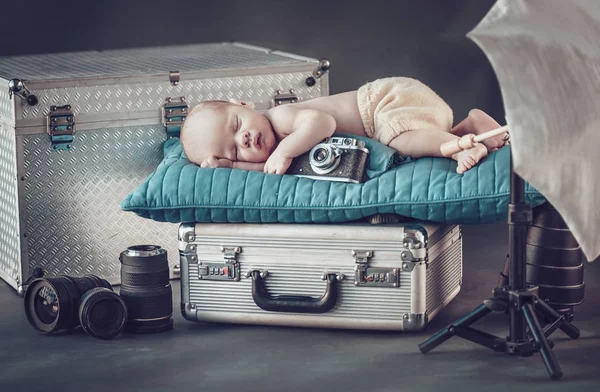 Portret van een pasgeboren kleine fotograaf — Stockfoto