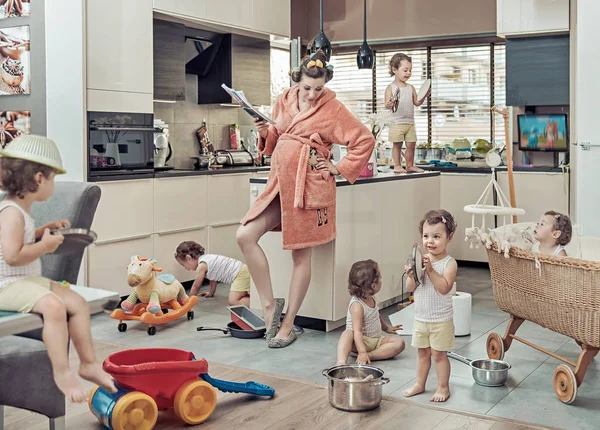 Imagem conceitual da mãe exausta com seu filho mal comportado — Fotografia de Stock