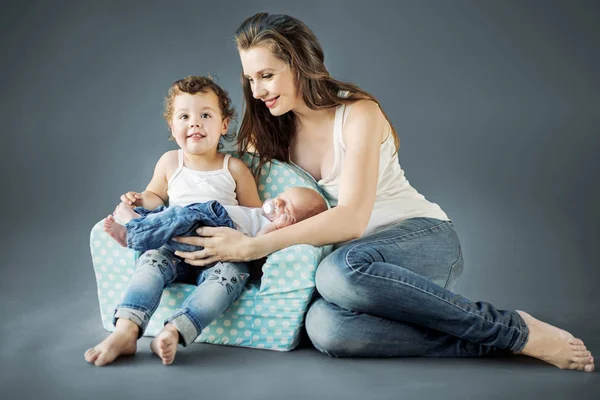 Atractiva mamá cuida de sus hijos —  Fotos de Stock
