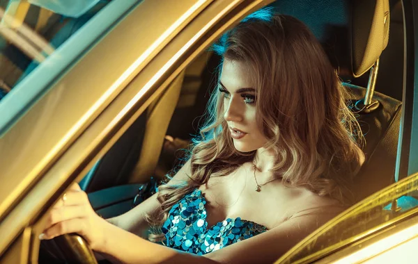 Fabulosa jovem mulher dirigindo um carro — Fotografia de Stock